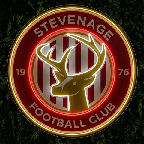 Letrero de neón del escudo de Stevenage FC