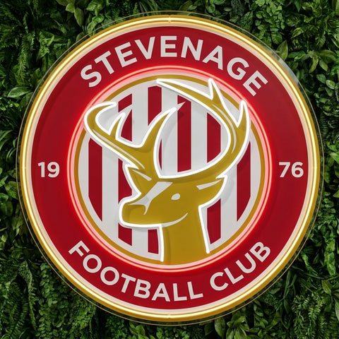 Letrero de neón del escudo de Stevenage FC